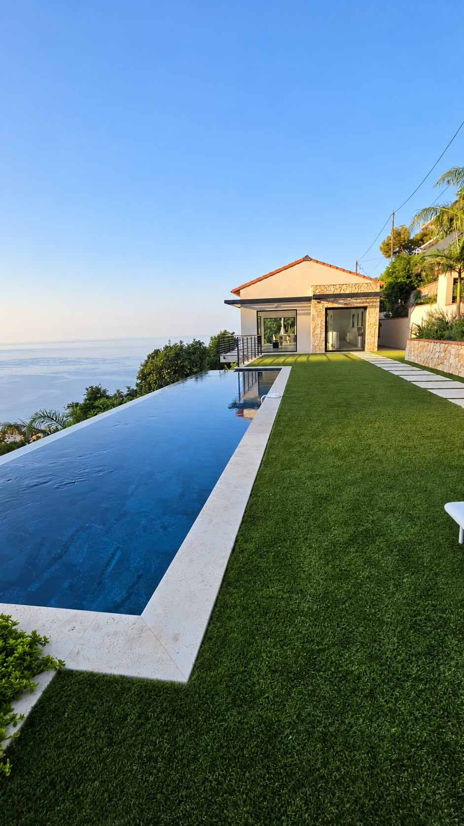 Projet extérieur avec piscine et pierre naturelle
